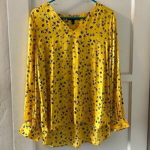 DONATING SOON - MAKE OFFERS! 
Banana Republic Blouse